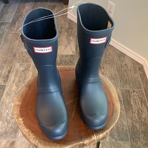 New WOT short navy matte Hunter boots - Sz 7